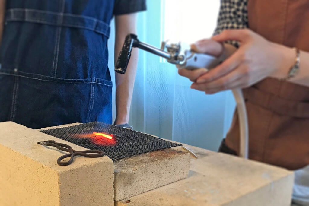 金属を熱している工程