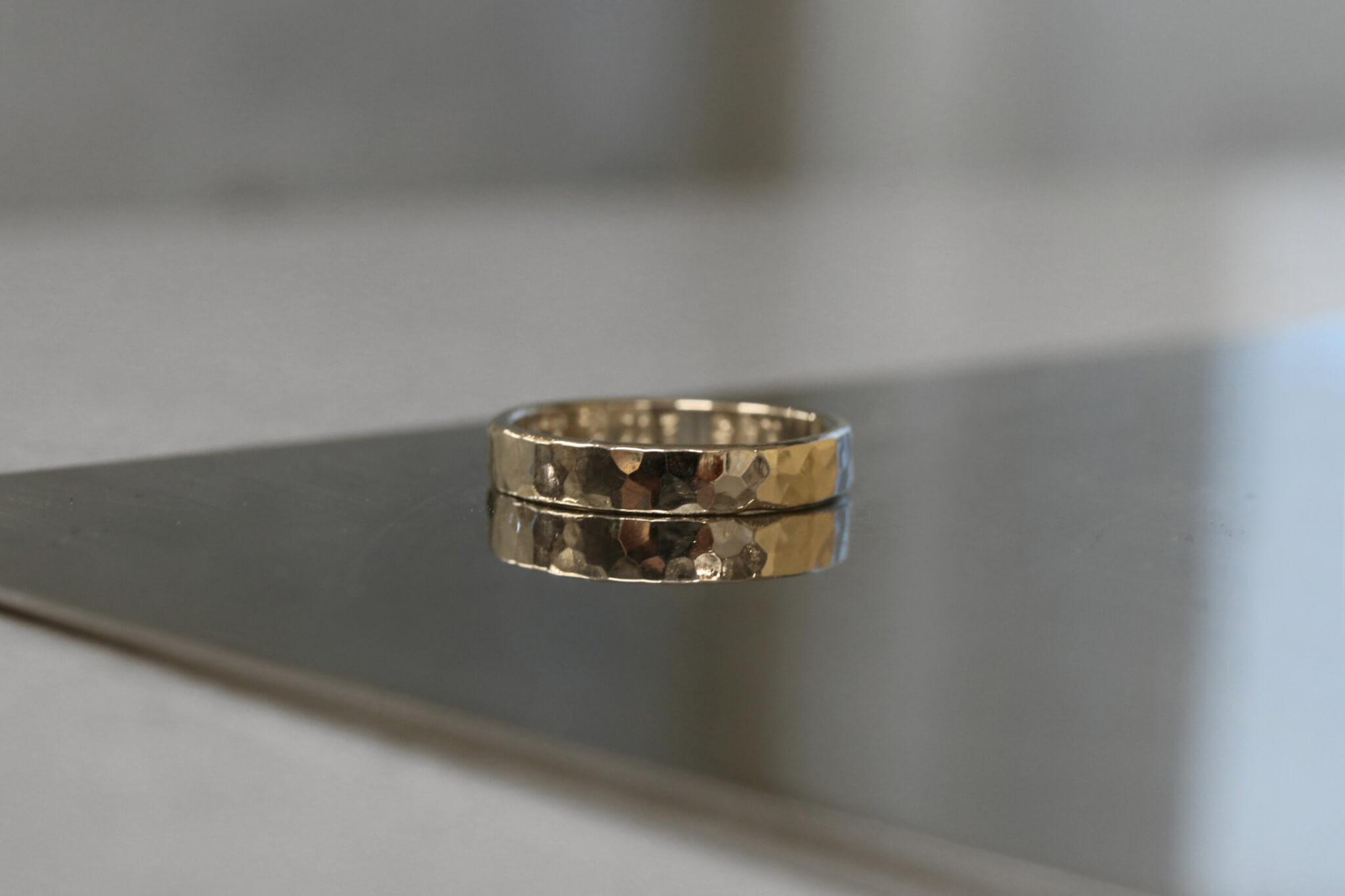 槌目・水面のようなきらきらした輝きの結婚指輪