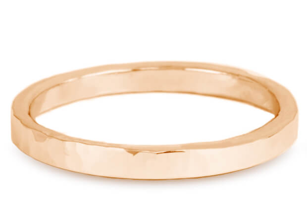 アクセント
1.7mm¥59,400 / 本¥54,000 税抜細めの1.7mm幅を新たにラインナップに加えました。ファッショナブルで、主張しすぎないアクセントとして使える指輪がほしいという方に最適です。