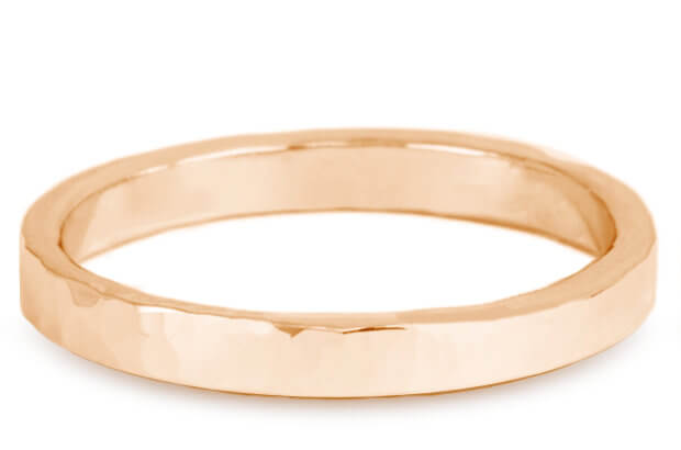 スリム
2.0mm¥66,000 / 本¥60,000 税抜スリムな印象を感じさせる結婚指輪です。デザインが繊細で価格もリーズナブルなため近年人気が高まりつつあります。