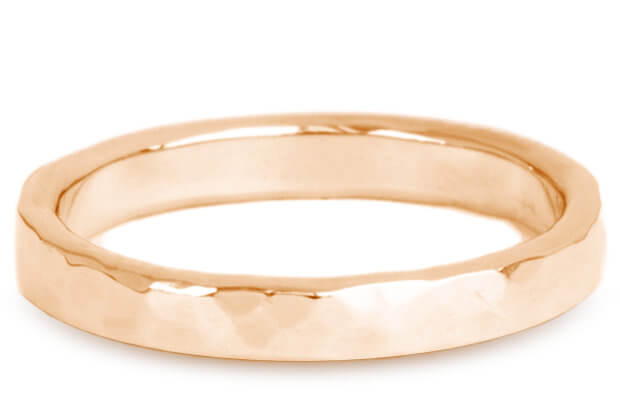 スタンダード
2.5mm¥77,000 / 本¥70,000 税抜身につけたときの優しい印象と価格のバランスのよさから、近年は2.5mmが最もポピュラーな結婚指輪の太さとなっています。