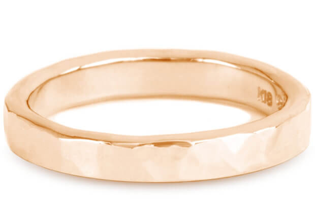 クラシック
3.0mm¥99,000 / 本¥90,000 税抜伝統的な結婚指輪の幅です。2.5mmよりも存在感があり、太すぎず、細すぎず、誰がつけても違和感のない仕上がりになります。