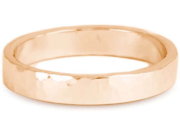 ワイド
3.5mm¥126,500 / 本¥115,000 税抜力強く存在感のある結婚指輪に仕上がります。一般的な結婚指輪と差をつけられるデザインです。