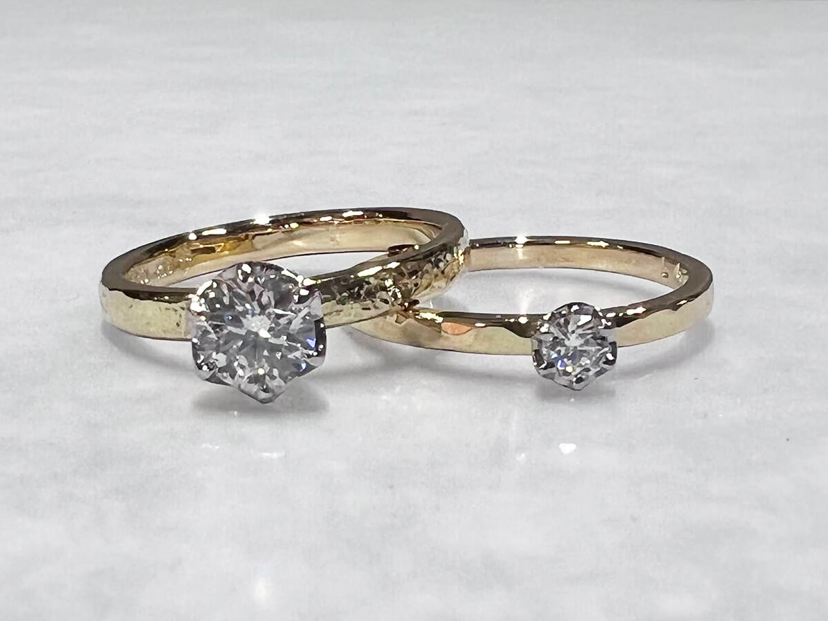 女性カップルの婚約指輪